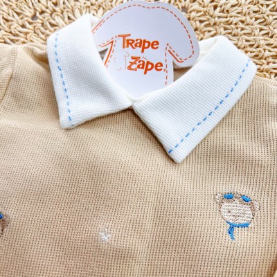  Macacão Tricotil (Tricot 100% Algodão) com Gola e Bordado - Ursinho Aviador - Areia e Azul Jeans